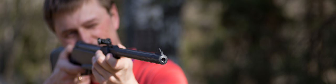 Posso atirar com carabina de pressão no meu quintal? Entenda o que diz a lei