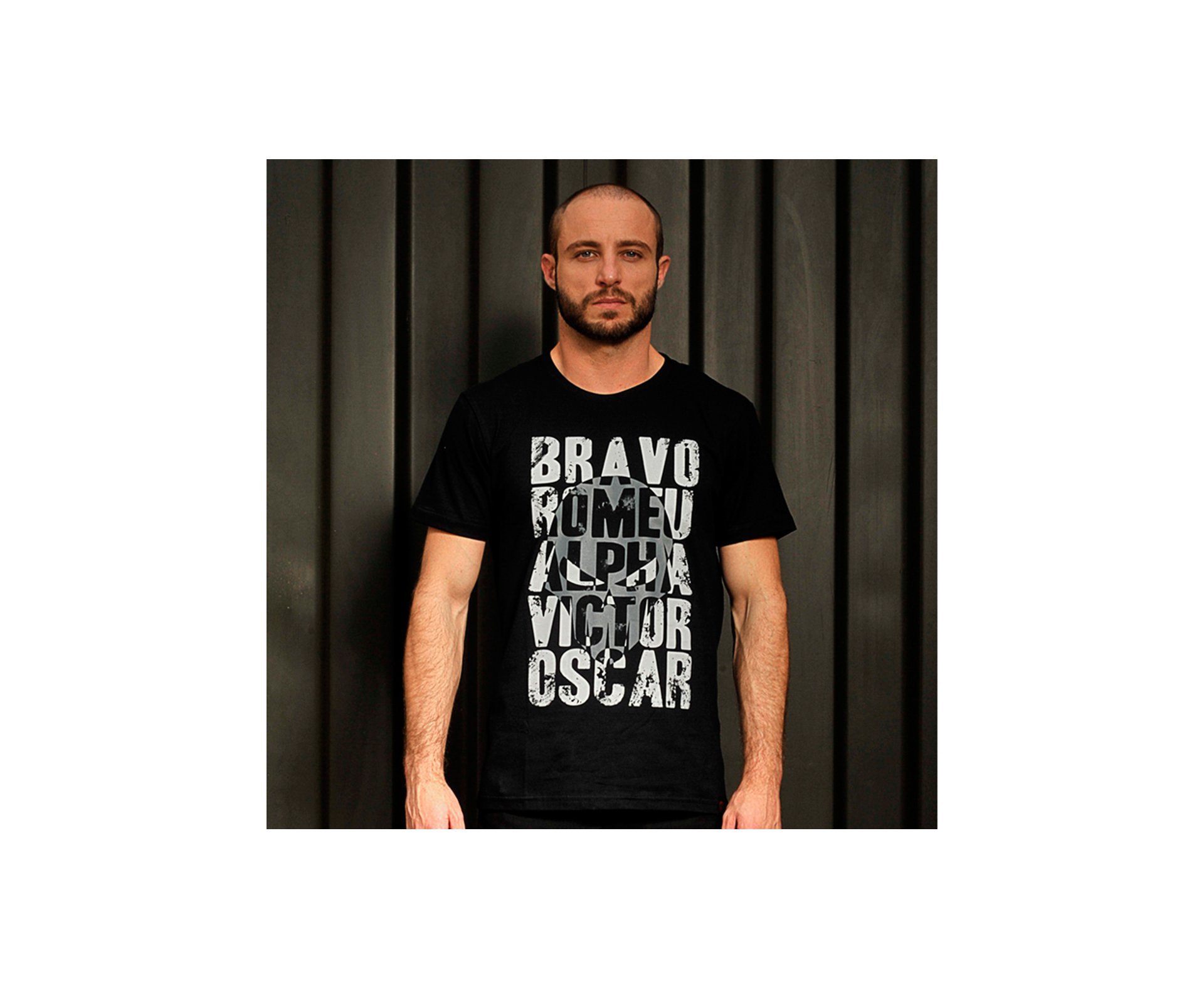 Camiseta Bravo Estampada Alfabeto Preta  - P